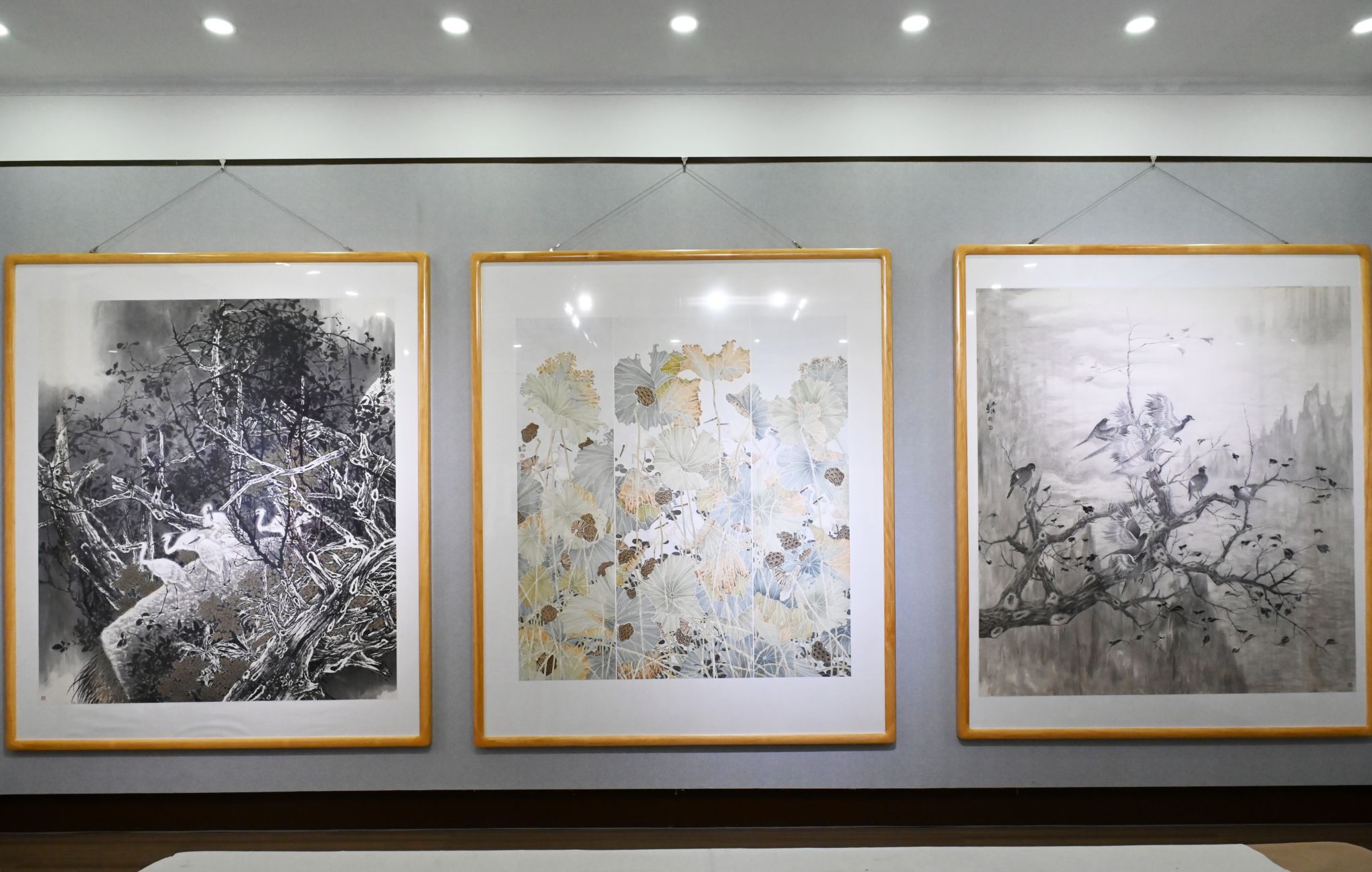 重彩玄色寄乡情——冯泊中国画作品展在天水隆重开展